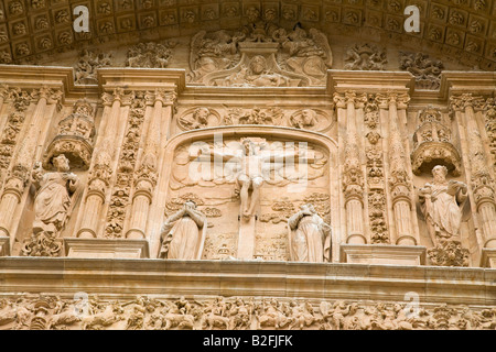 Spanien-Salamanca-Detail plateresken Fassade und Bas Relief Detaillierungsgrad des biblischen Ereignissen in Kirche von Saint Stephen San Esteban Stockfoto