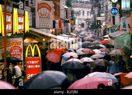 Sonnenschirme in einer verregneten Straße in Tokio Stockfoto