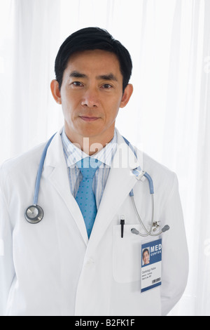 Porträt von einem männlichen Arzt mit einem Stethoskop Stockfoto