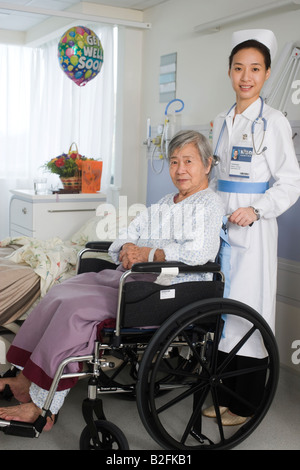 Porträt einer weiblichen Krankenschwester kümmert sich um eine Patientin Stockfoto