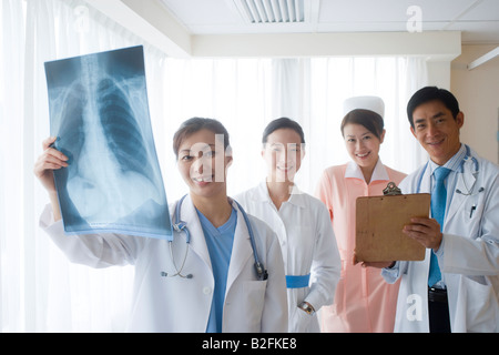 Porträt von medizinischem Personal zusammen stehen und Lächeln Stockfoto
