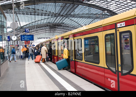 Deutschland, Berlin, Hauptbahnhof, Passagiere in Zug Stockfoto