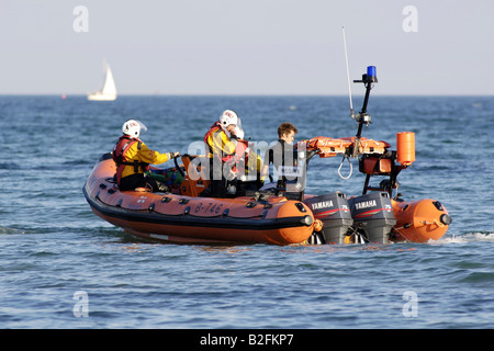 Ein RNLI aufblasbare RIB inshore Rettungsboot zur lokalen Wasser rettet in ruhigen Gewässern Stockfoto