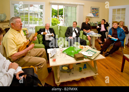 Eine ältere Musiker spielt irische Leute Lieder auf eine Ukulele für ein dankbares Publikum in Stoneham Massachusetts Stockfoto