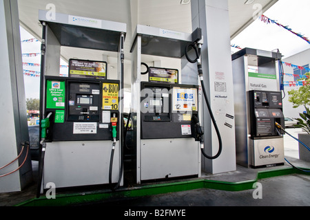 Biodiesel-Ethanol und Erdgas Pumpen an einer Tankstelle in San Diego bieten alternative Kraftstoffe für den ökologisch betroffenen motori Stockfoto