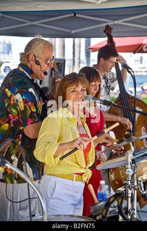 Eine begeisterte Band spielt Le Jazz Hot Musik bei einem Outdoor-Band Performance in Coronado CA Stockfoto