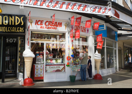 Eis und süßen Shop mit Leuten, die in das Fenster. Southport, Merseyside England Großbritannien Großbritannien Stockfoto