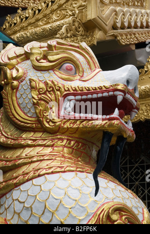 Mythische hybrid halb Löwe halb Drache Chinthe Kreatur hüten main Gebetsraum an Dhammikarama Burmese Buddhist Temple, Georgetown, Penang, Malaysia Stockfoto