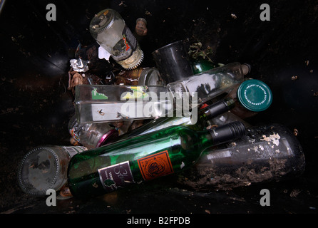 Glasflaschen Verlegung in einem Abfalleimer entsorgt und bereit für das recycling. Stockfoto