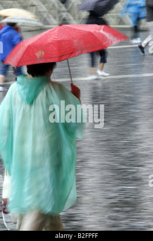 Trägers wasserdichte Jacke Kap im Regen Stockfoto