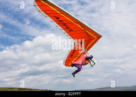 Hang Gliding starten Sequenz 8 von 12 aus Buckstones Rand West Yorkshire Stockfoto