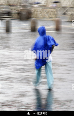 Trägers wasserdichte Jacke Kap im Regen Stockfoto