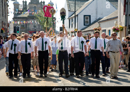 Stadtbewohner mit Spaten Distel und königliche Embleme Langholm gemeinsame Reiten Langholm Schottland, Vereinigtes Königreich Stockfoto