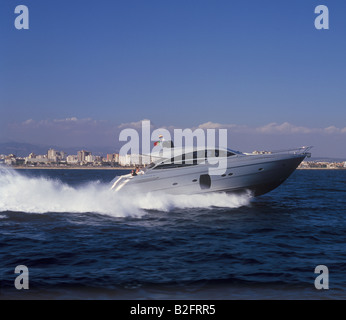 Pershing Meer zeigen trifft Palma De Mallorca Luxus Pershing 64 auf den Weg in die Bucht von Palma De Mallorca-Balearen-Spanien Stockfoto