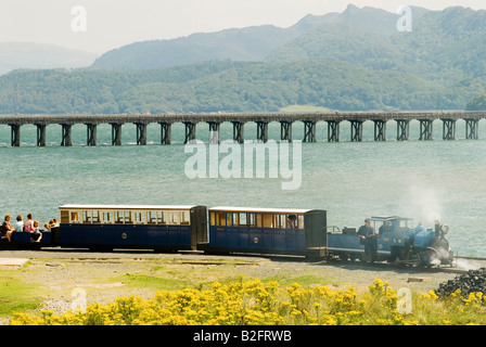 Fairbourne und Barmouth Miniatur-Dampfeisenbahn Mawddach Flussmündung Barmouth Gwynedd Wales Großbritannien 2008 2000s HOMER SYKES Stockfoto