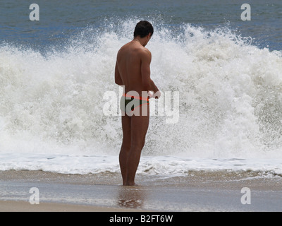 Ein einsamer Mann steht allein denken an der Atlantikküste Küste auf Fire Island, New York Stockfoto