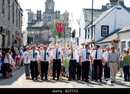 Stadtbewohner mit Spaten Distel und königliche Embleme Langholm gemeinsame Reiten Langholm Schottland, Vereinigtes Königreich Stockfoto