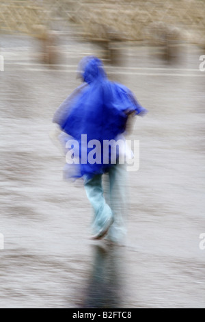 Trägers wasserdichte Jacke Kap im Regen Stockfoto