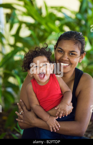 Aborigine-Frau und Kind Stockfoto