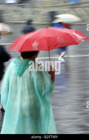 Trägers wasserdichte Jacke Kap im Regen Stockfoto