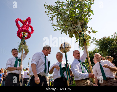 Stadtbewohner mit Spaten Distel und königliche Embleme Langholm gemeinsame Reiten Langholm Schottland, Vereinigtes Königreich Stockfoto