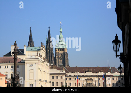 Ansicht des erzbischöflichen Palastes am Burgplatz vor der Prager Burg mit St. Vitus droht über die Presidential Büros Stockfoto