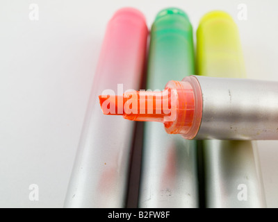 Orange Filzstift helle Farbe Büro Marker Textmarker Kugelschreiber dicken Stiel Griffe in Rosa Grün Orange und gelb Stockfoto