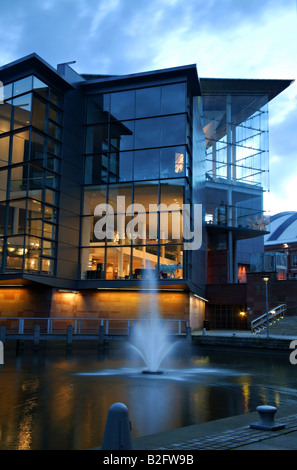 Der Bridgewater Hall Manchester, England, in der Dämmerung beleuchtet Stockfoto