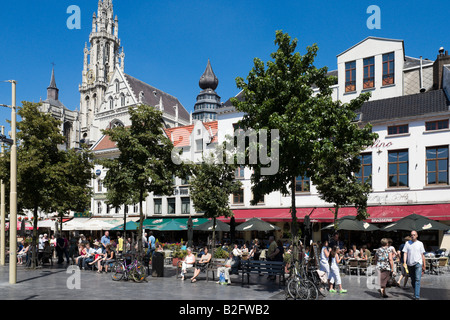 Straßencafés und Leute sitzen auf den Bänken im Groenplaats mit Onze-Lieve-Vrouwekathedraal hinter, Antwerpen, Belgien Stockfoto