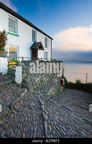 Wicklung Kopfsteinpflaster und weiß getünchten Häuschen in Clovelly Devon England Stockfoto