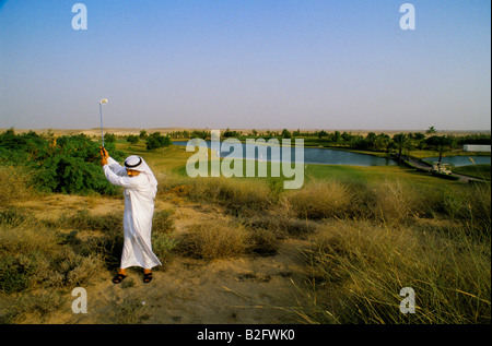 Arabische Mann spielt golf Stockfoto