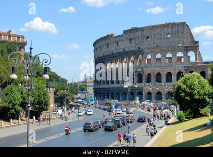 Das Kolosseum, das große Symbol der ewigen Stadt Rom. Ein Blick entlang der Via dei Fori Imperiali, das Kolosseum, Rom, Latium, Italien. Stockfoto