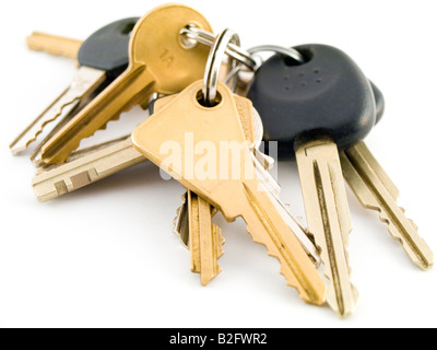 Satz von Haus und Fahrzeugschlüssel auf weißem Hintergrund Stockfoto