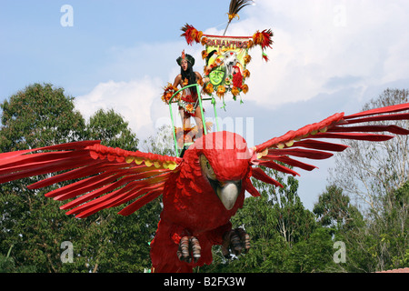 Brasilien Tanz Tänzer bei der Boi Bumba zeigen Parintins Karneval, Brasilien, Südamerika Stockfoto