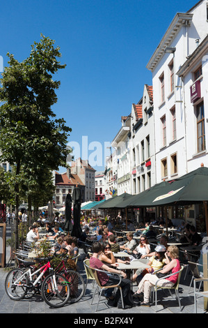 Straßencafés in Groenplaats im Zentrum der Altstadt, Antwerpen, Belgien Stockfoto