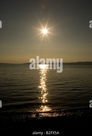 Die Sonne geht über dem Fels-Pools von Morecambe Bay in Silverdale, Lancashire, England Stockfoto