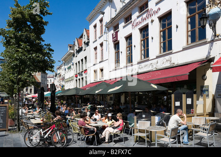 Straßencafés in Groenplaats im Zentrum der Altstadt, Antwerpen, Belgien Stockfoto