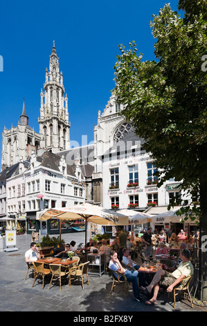 Straßencafés in Groenplaats mit Onze-Lieve-Vrouwekathedraal hinter der Altstadt, Antwerpen, Belgien Stockfoto