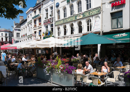 Straßencafés in Groenplaats im Zentrum der Altstadt, Antwerpen, Belgien Stockfoto