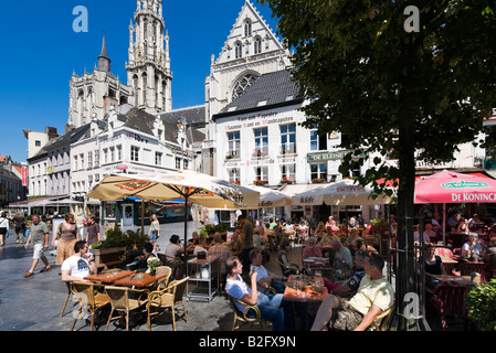 Straßencafés in Groenplaats mit Onze-Lieve-Vrouwekathedraal hinter der Altstadt, Antwerpen, Belgien Stockfoto