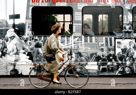 Frau vorbei Straßenbahn in Amsterdam Radfahren Stockfoto
