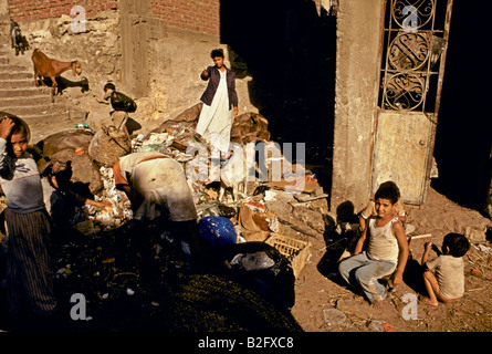 Zabbaleen Kinder in der Stadt der Toten Slum Stockfoto