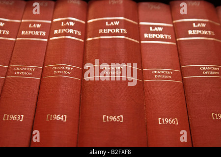 Law Reports Bücher im Regal Stockfoto