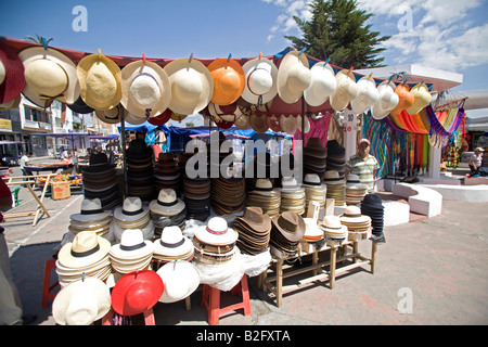 Marktstand mit Panamahüte Stroh. Otavalo Markt Provinz Imbabura, Ecuador. Blauer Himmel, sunny.70343 Ecuador Otavalo Stockfoto