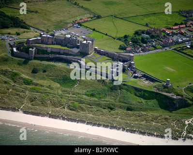 Bamburgh Castle und Dorf, an der Northumbrian Küste, Northumberland, North East England Stockfoto