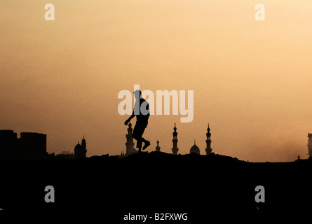 die Silhouette eines Menschen sammeln Müll, die Stadt der Toten Slum Stockfoto