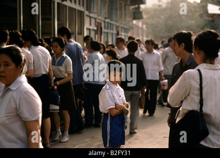 Junge stand allein auf einer Straße in china Stockfoto