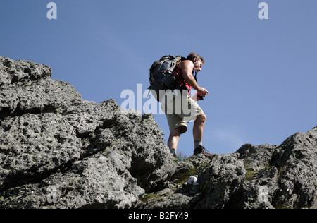 Wanderer erklimmen Caps Ridge Trail in den Sommermonaten befindet sich in den White Mountains New Hampshire USA Stockfoto