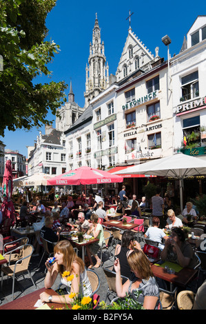 Straßencafés in Groenplaats mit dem Turm der Onze-Lieve-Vrouwekathedraal hinter. Zentrum der Altstadt, Antwerpen, Belgien Stockfoto