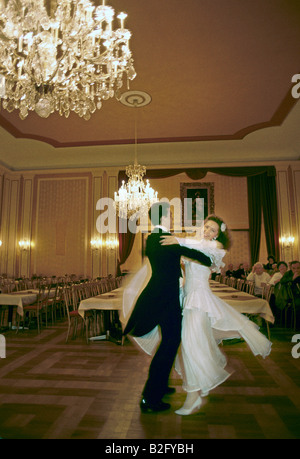 paar in einem Wiener Ballsaal Walzer Stockfoto